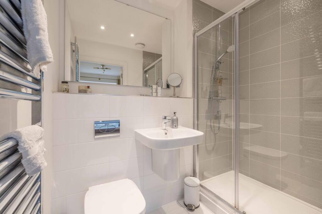 Stylish Home @ Virginia Water Lake & Free Parking Englefield Green 外观 照片