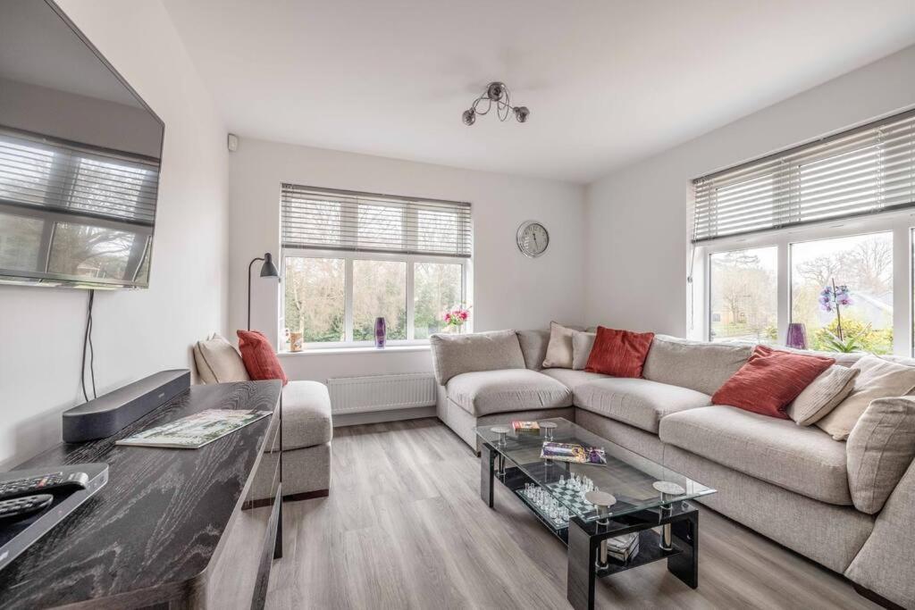 Stylish Home @ Virginia Water Lake & Free Parking Englefield Green 外观 照片